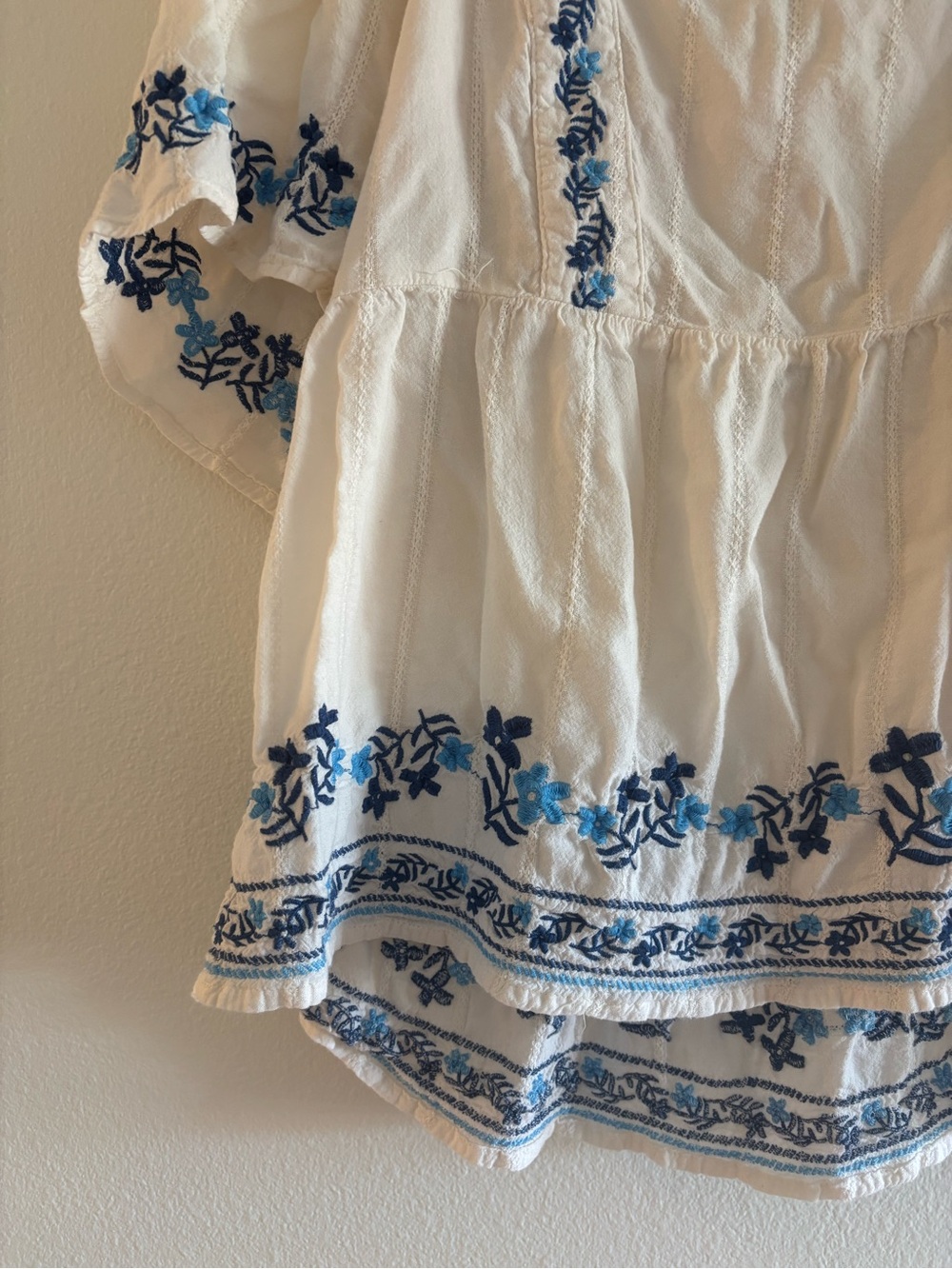 Old Navy White Blue Boho Peasant Embroidered Blouse Medium - Picture 3 of 7